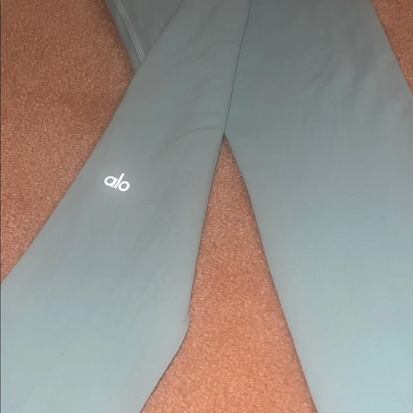 ALO Yoga Sky Blue Leggings in excellent condition - Picture 15 of 15